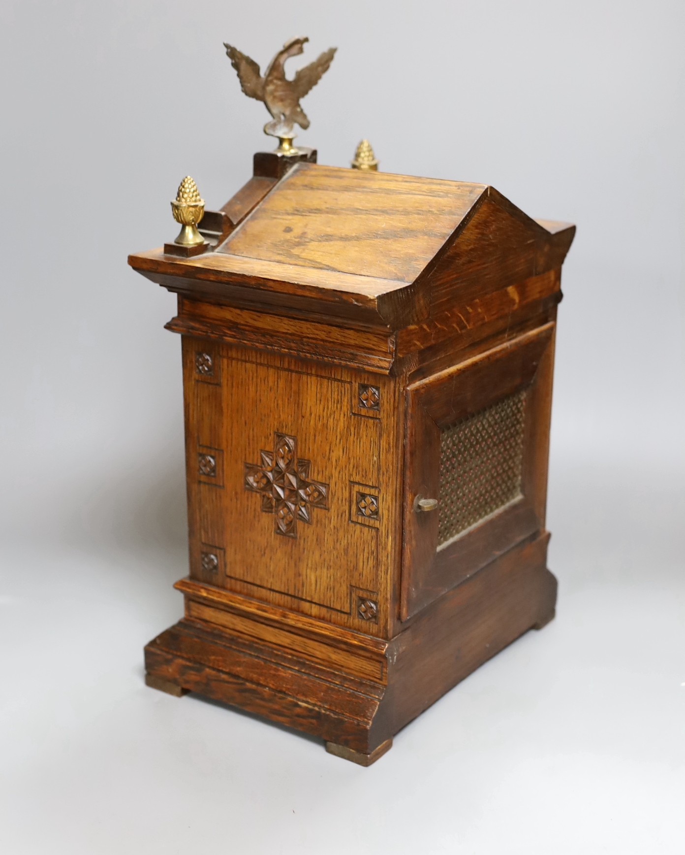 An Edwardian oak mantel clock, 37cm